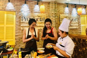 Corso di cucina immersivo e tour del mercato con chef locale + ricettario