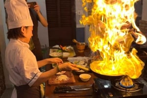 Aula de culinária imersiva e passeio pelo mercado de BenThanh com um chef local