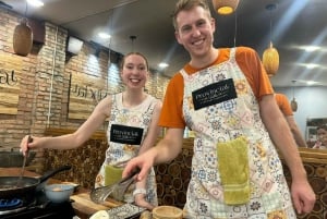 Aula de culinária imersiva e passeio pelo mercado de BenThanh com um chef local