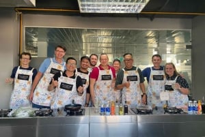 Aula de culinária imersiva e passeio pelo mercado de BenThanh com um chef local