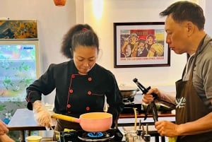 Aula de culinária imersiva e passeio pelo mercado de BenThanh com um chef local