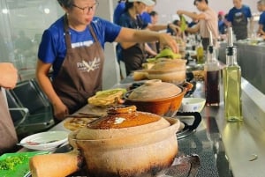 Aula de culinária imersiva e passeio pelo mercado de BenThanh com um chef local