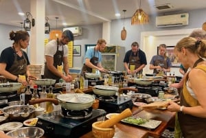 Aula de culinária imersiva e passeio pelo mercado de BenThanh com um chef local