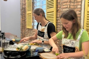 Aula de culinária imersiva e passeio pelo mercado de BenThanh com um chef local