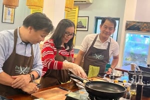 Aula de culinária imersiva e passeio pelo mercado de BenThanh com um chef local