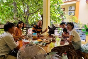Suitsukkeet ja hattukylä 1/2 päiväretki Hanoista käsin