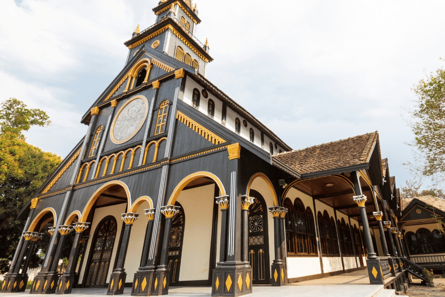 Кон Тум: обзорная экскурсия по городу и знакомство с местными вкусами с трансфером