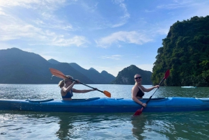 Excursion d'une journée dans la baie de Lan Ha : Kayak, baignade et vélo