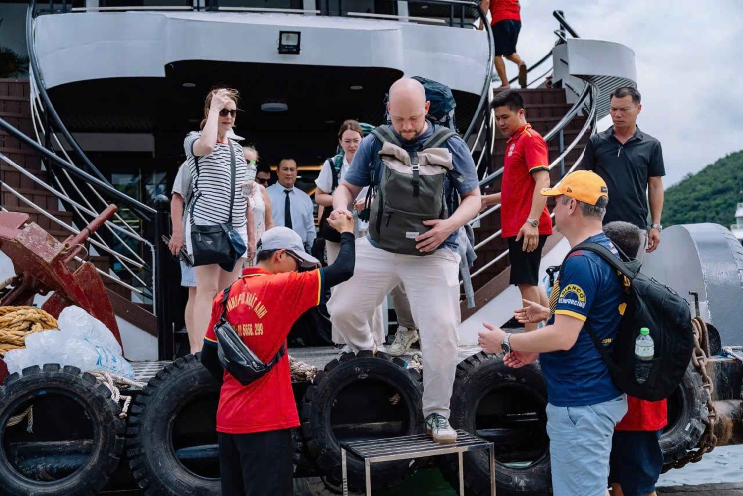 Crucero de lujo con balcón en la bahía de Lan Ha: bici, kayak, comidas