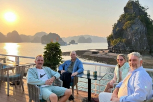 Hanoi: 2-Day Ha Long and Lan Ha Bay Cruise with Kayaking