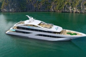 Leona 5 stars cruise explores Ha Long Bay extremely safely