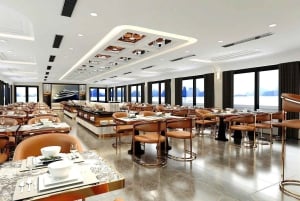 Leona 5 stars cruise explores Ha Long Bay extremely safely