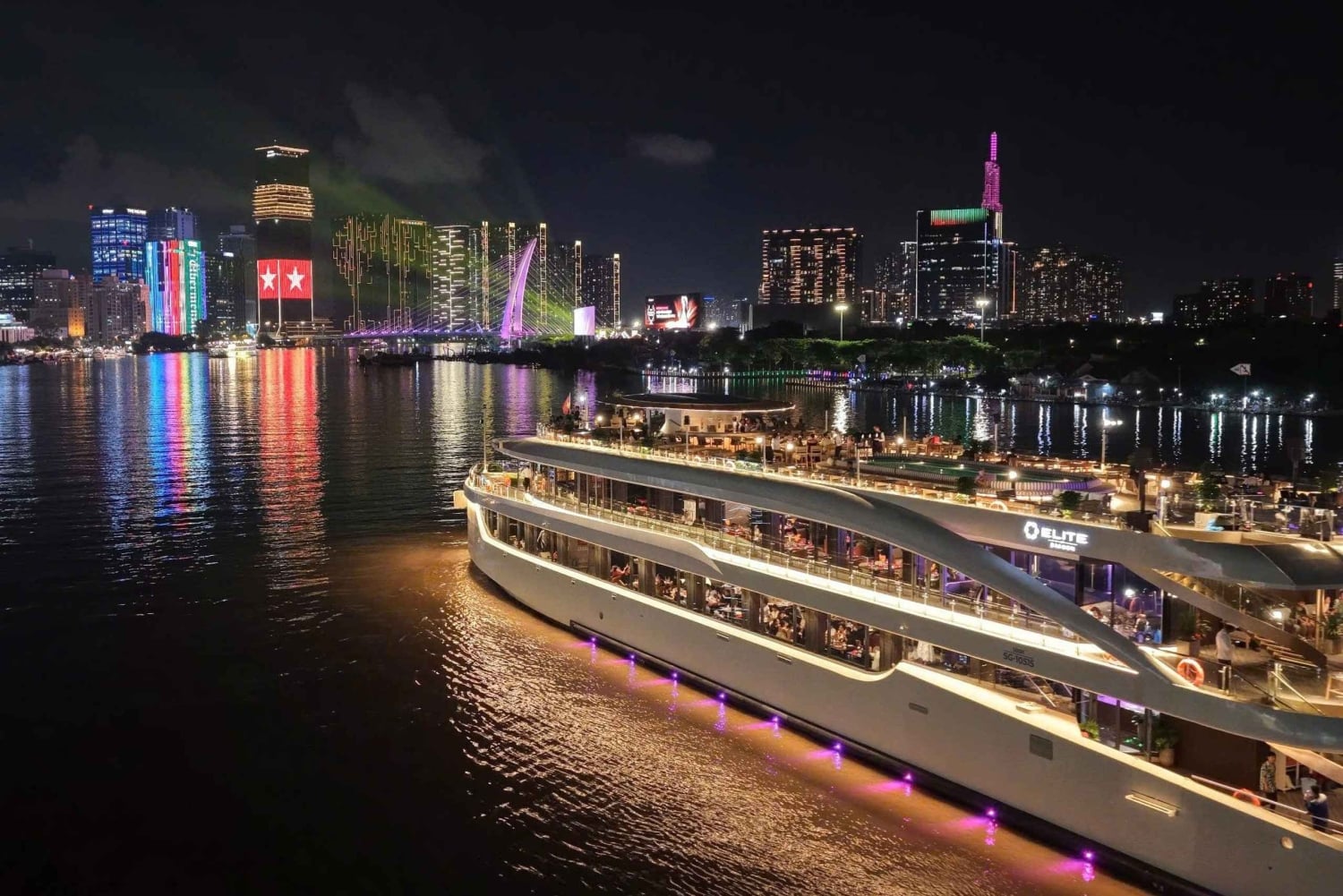 Jantar de luxo a bordo do Cruzeiro Elite no rio Saigon