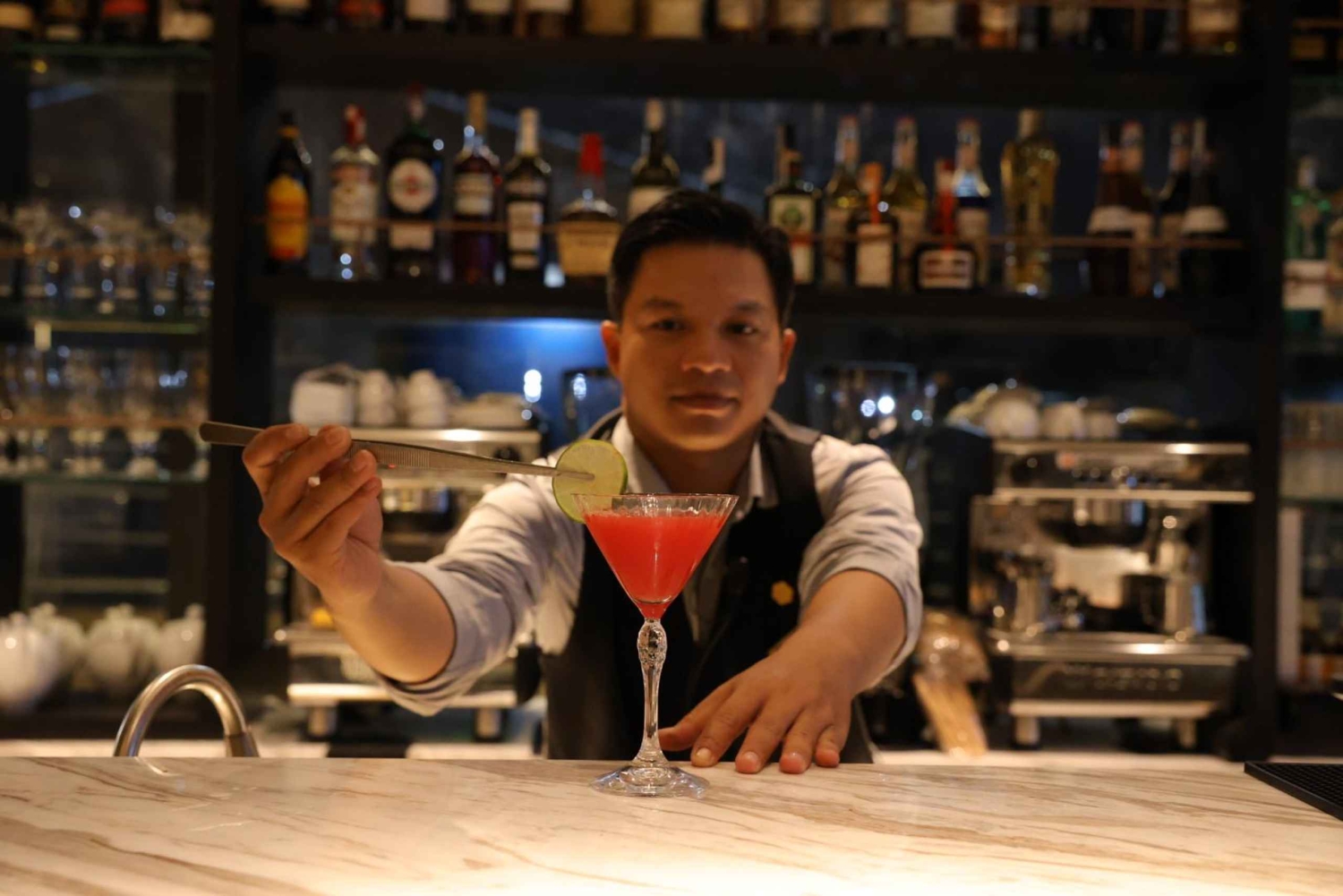 Jantar de luxo a bordo do Cruzeiro Elite no rio Saigon