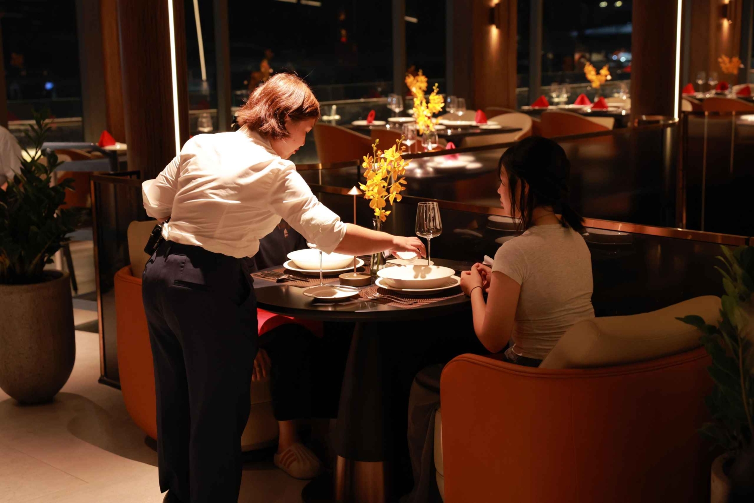 Jantar de luxo a bordo do Cruzeiro Elite no rio Saigon