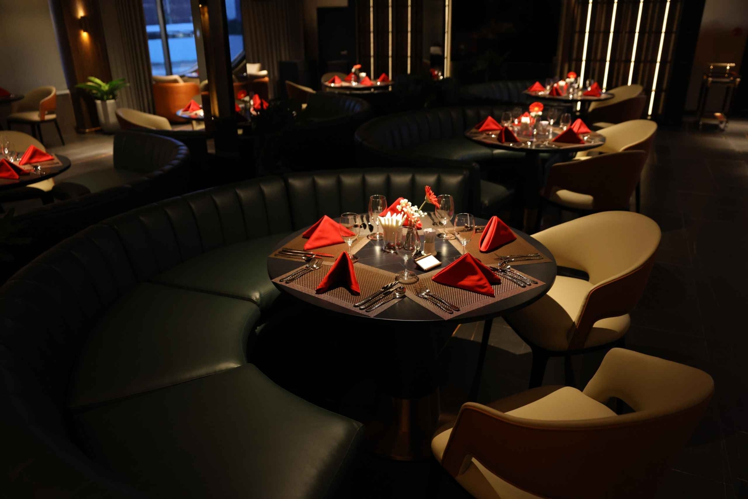 Jantar de luxo a bordo do Cruzeiro Elite no rio Saigon