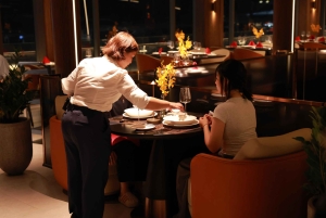 Jantar de luxo a bordo do Cruzeiro Elite no rio Saigon