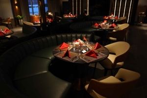 Jantar de luxo a bordo do Cruzeiro Elite no rio Saigon