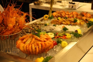 Jantar de luxo a bordo do Cruzeiro Elite no rio Saigon