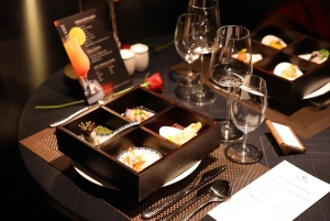 Jantar de luxo a bordo do Cruzeiro Elite no rio Saigon