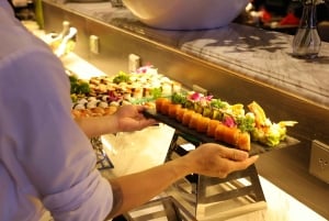 Jantar de luxo a bordo do Cruzeiro Elite no rio Saigon