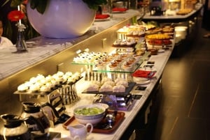 Jantar de luxo a bordo do Cruzeiro Elite no rio Saigon