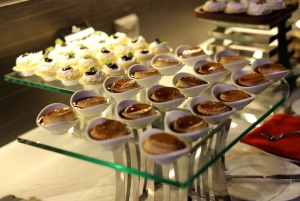 Jantar de luxo a bordo do Cruzeiro Elite no rio Saigon