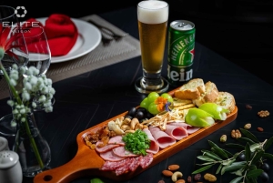 Jantar de luxo a bordo do Cruzeiro Elite no rio Saigon