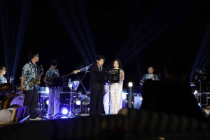 Jantar de luxo a bordo do Cruzeiro Elite no rio Saigon