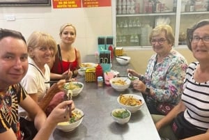 Hanói por la mañana: desayuno tradicional y café con huevo