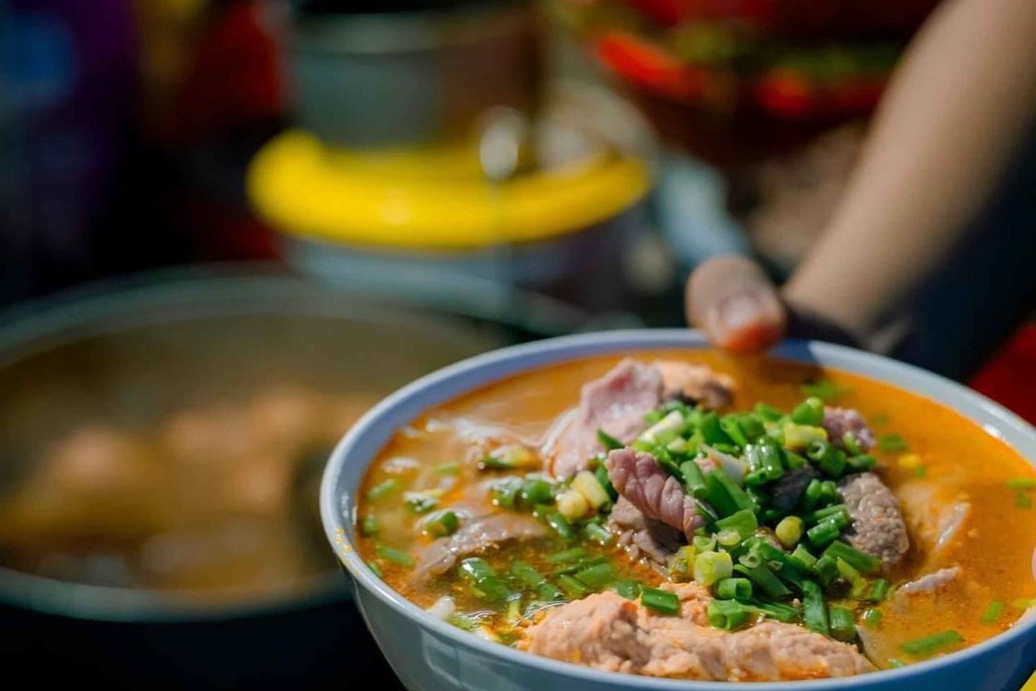 Tour gastronómico de mota em Hue com presentes locais