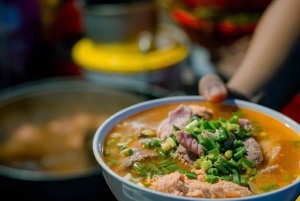 Tour gastronómico de mota em Hue com presentes locais