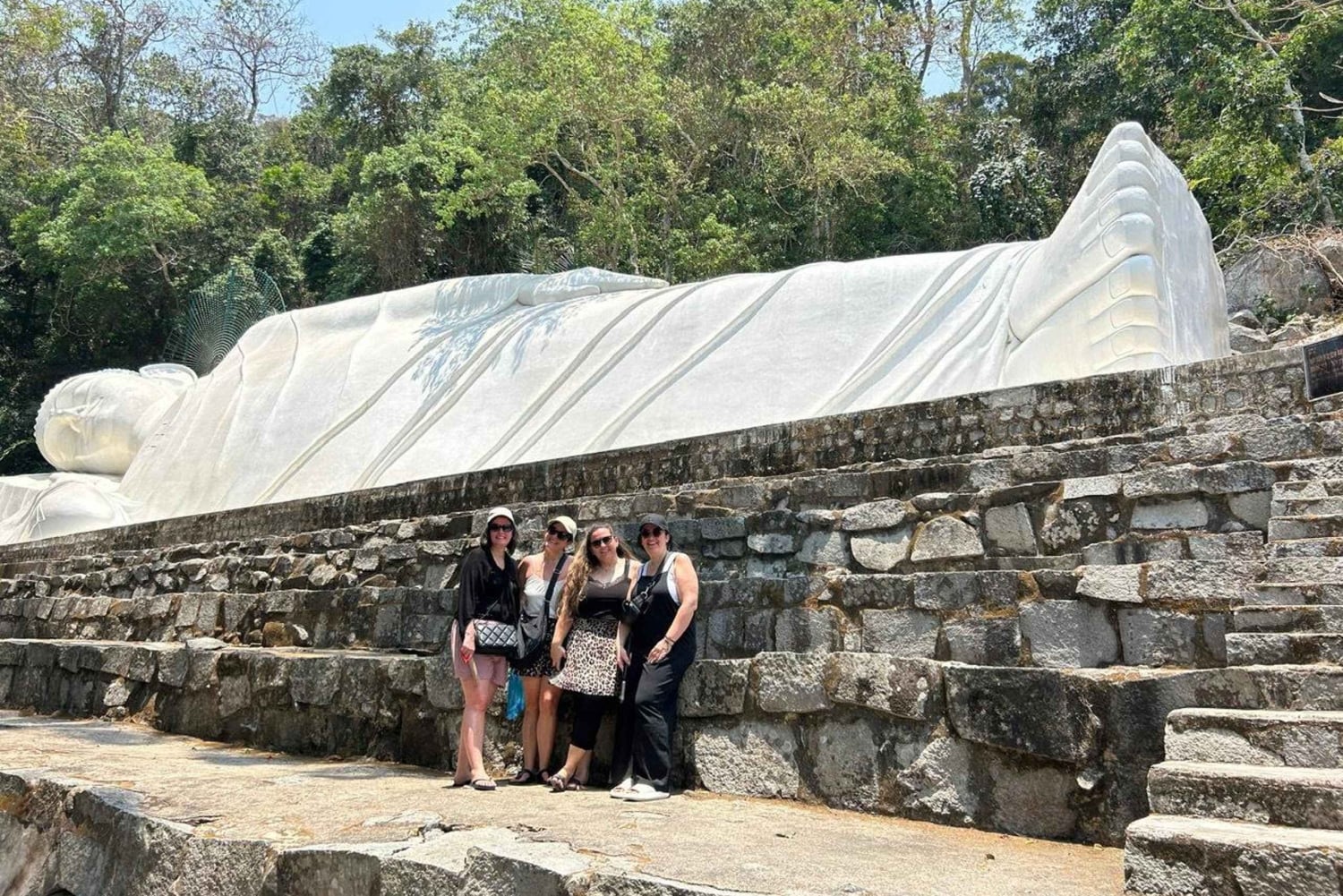 Mui Ne: Nui Neui: Paras päivä Ta Cu vuoristoköysiradalle ja makaavalle Buddhalle.