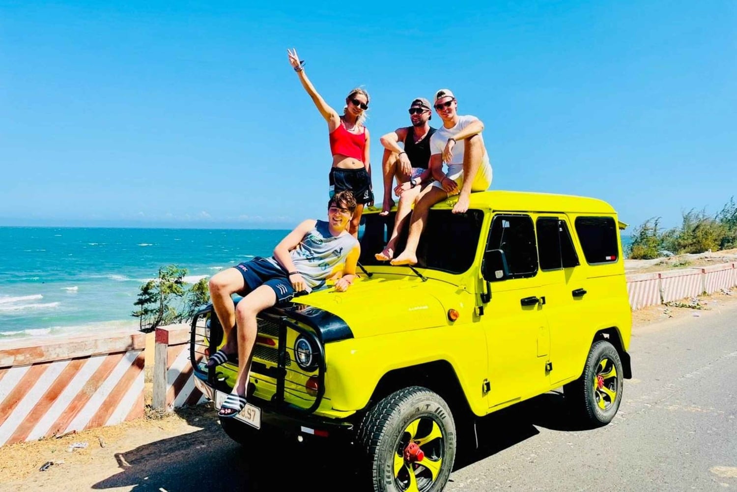 Mui Ne: Jeep-tur vid soluppgång och solnedgång med röda sanddyner