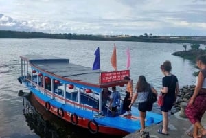 My Sonin pyhäkkökierros venekyydillä ja lounaalla Hoi Anista