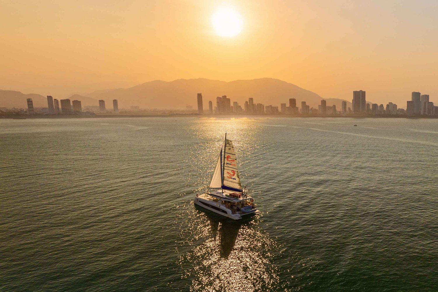 Bahía de Nha Trang: Escapada en velero al atardecer con el yate Nemo