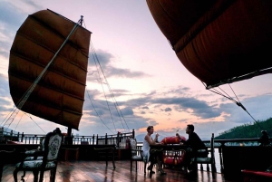 Nha Trang: Crociera con cena e cocktail romantico al tramonto