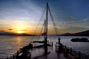 Nha Trang: Crociera con cena e cocktail romantico al tramonto