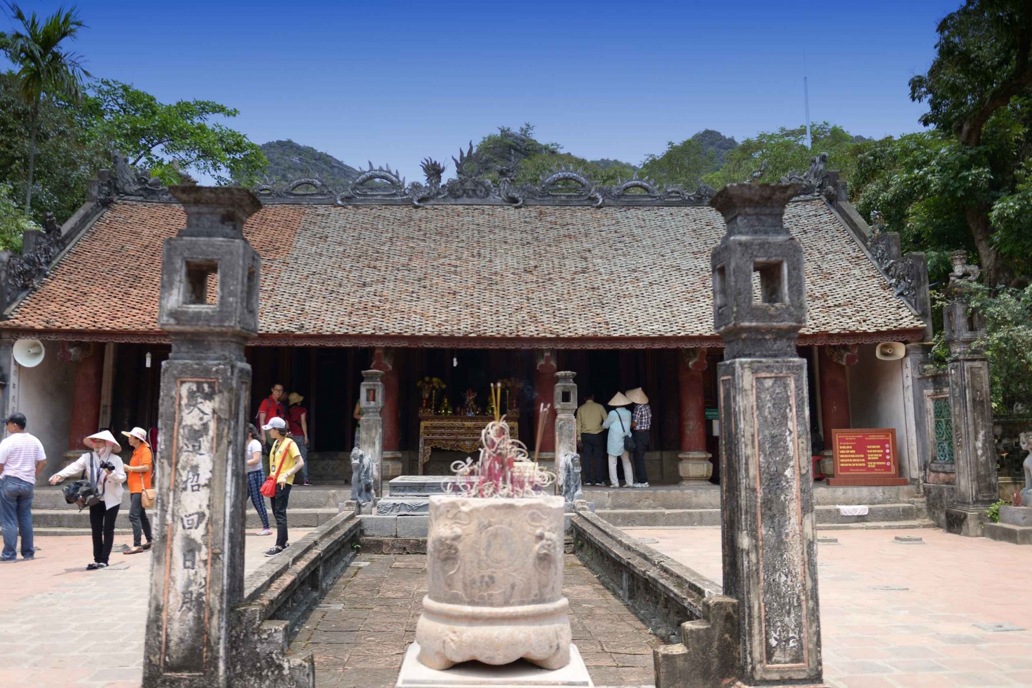 Ninh Binh Daily Tour: Hoa Lu, Am Tien Cave, and Trang An