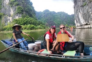 Ninh Binh Hanoista suitsukekylän kautta Pieni 9 hengen ryhmä