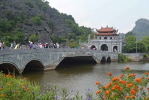 Hanoi: całodniowa wycieczka z przewodnikiem po Hoa Lu, Trang An i jaskini Mua