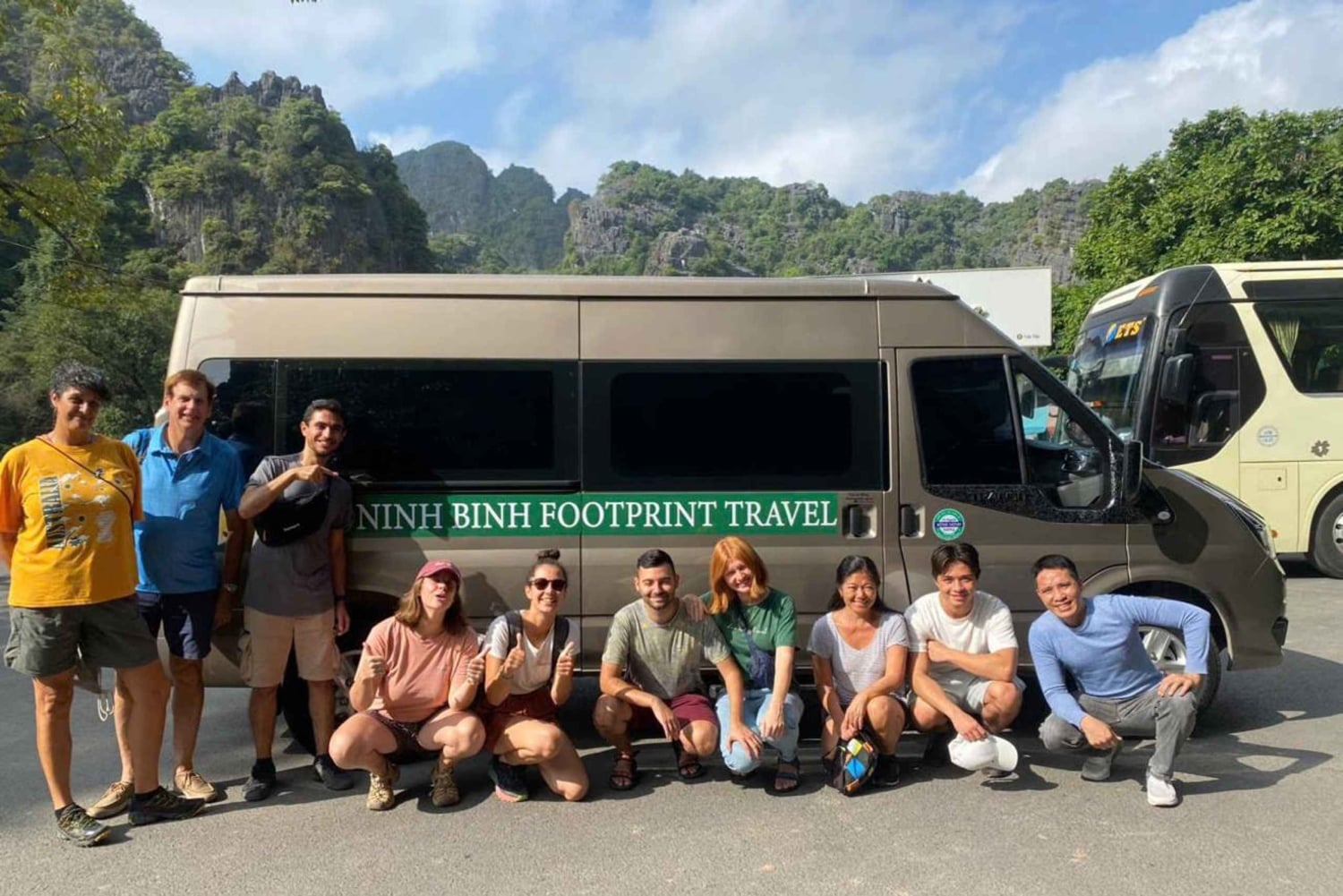 Excursão guiada de meio dia em Ninh Binh: Passeio de barco em Trang An, Caverna Mua