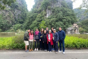 Excursão guiada de meio dia em Ninh Binh: Passeio de barco em Trang An, Caverna Mua