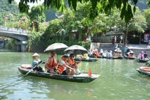 Excursão guiada de meio dia em Ninh Binh: Passeio de barco em Trang An, Caverna Mua