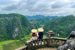 Excursão guiada de meio dia em Ninh Binh: Passeio de barco em Trang An, Caverna Mua