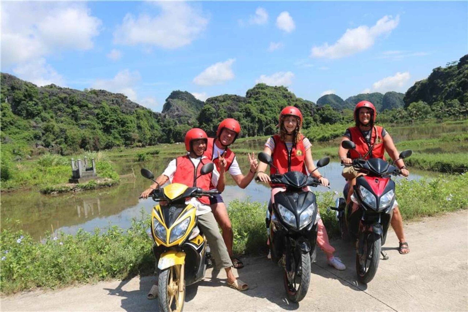 Giro in jeep a Ninh Binh: Coi Khe, tramonto alla grotta di Mua e notte a Hoa Lu