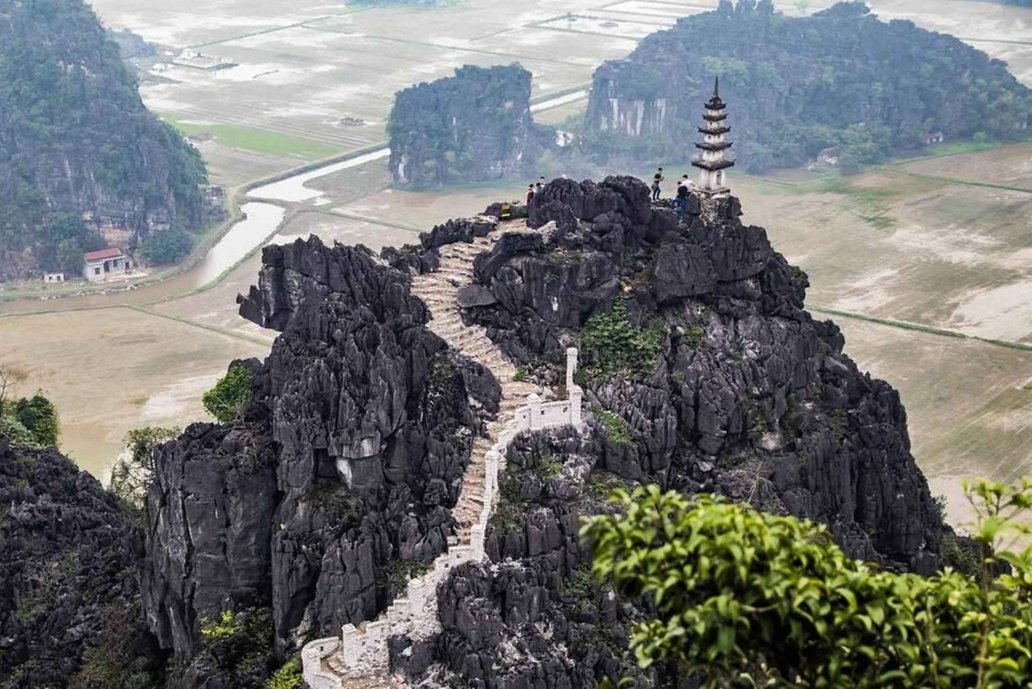 Puesta de sol en moto por Ninh Binh: cueva de Mua, Coi Khe y ciudad de Hoa Lu.