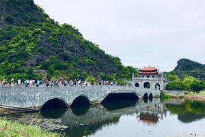 Ninh Binh Tour: Tam Cocin veneretki: Koko päivän Hoa Lu ja Tam Coc -venekierros