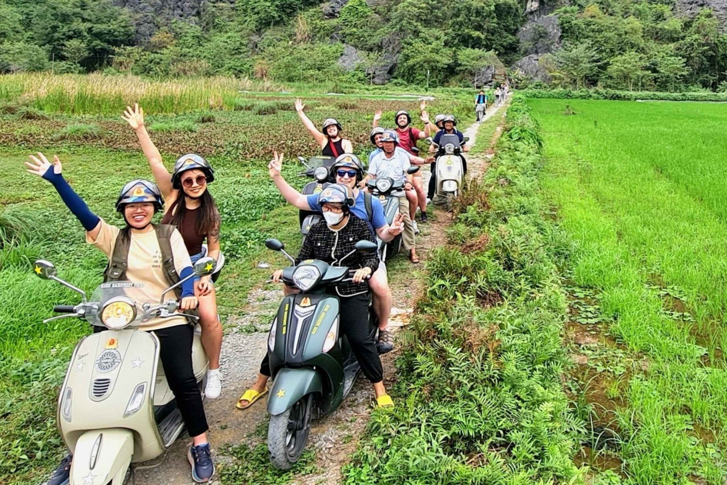 Excursions en Vespa à Ninh Binh depuis Hanoi : Vespa + bateau + vie quotidienne