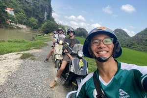 Ninh Binh Vespa Tours saindo de Hanói: Vespa + Barco + Vida Diária